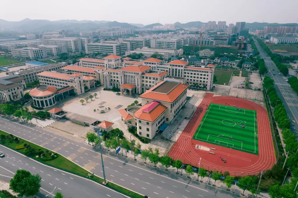 园区智能化管理中的道闸机与读卡器选型对比：稳定性与成本分析