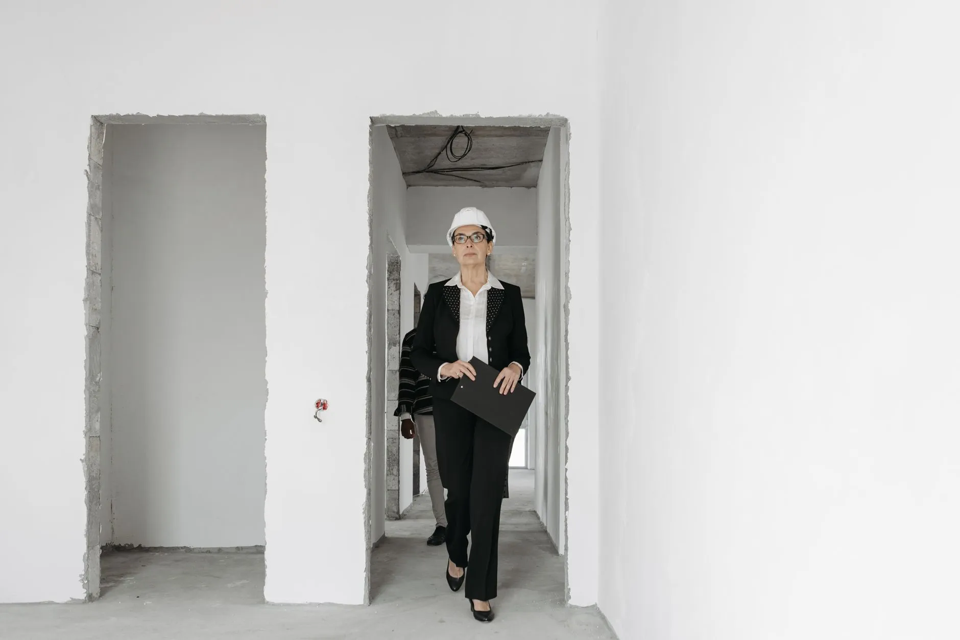 道闸机选型指南：直杆与曲杆结构在园区出入口的适用场景对比