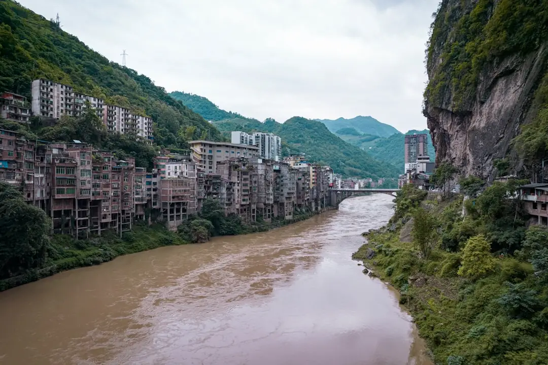 园区道闸机选型指南：不同场景下栅栏道闸与广告道闸的优劣对比